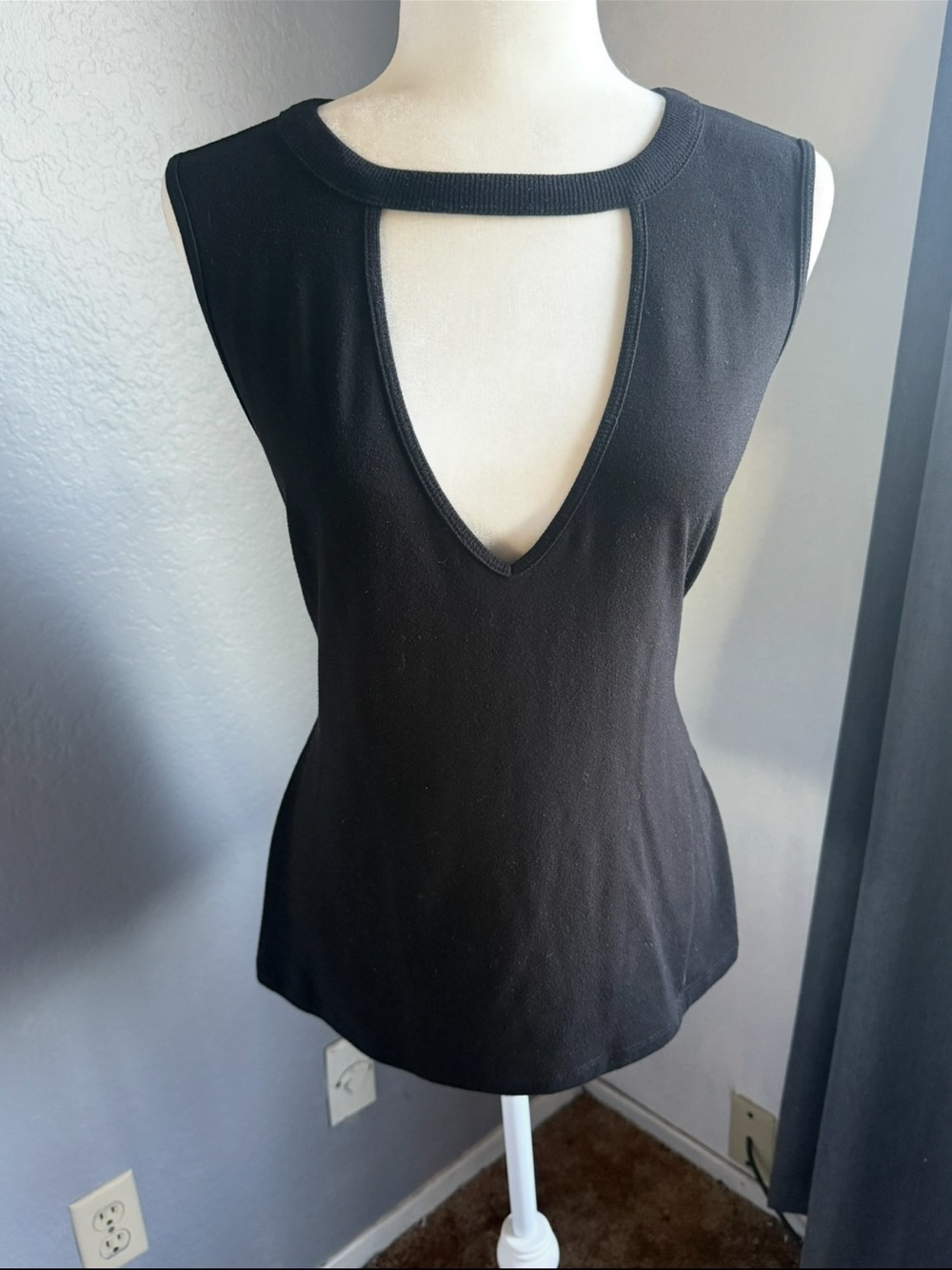 FOREVER 21 Sleeveless Black Keyhole Front Women's Top 1X